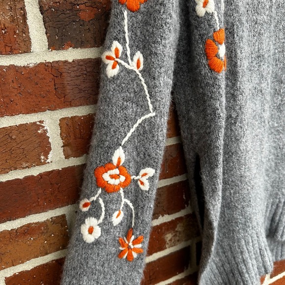 Gilli Women Gray soft Embroidered Floral Long Sleeve Sweater Small Oversized - Picture 2 of 6